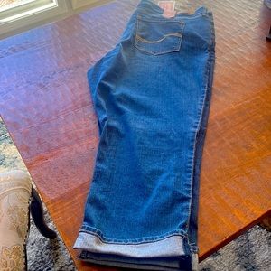 Brand New Levi Ultra Stretch jean Capris